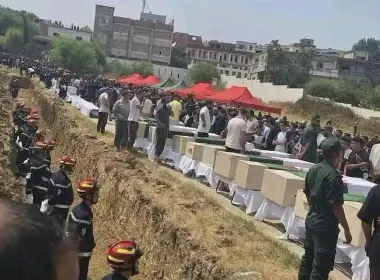 حرائق الجزائر.. مشاهد الدفن تثير تساؤلات حول الحصيلة الرسمية للضحايا